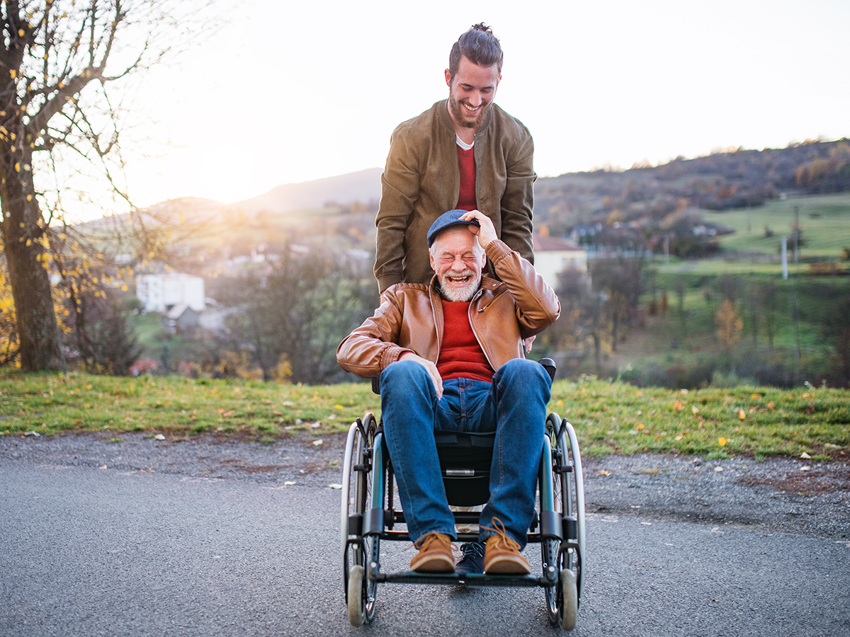 Jeune et personne âgée en fauteuil roulant